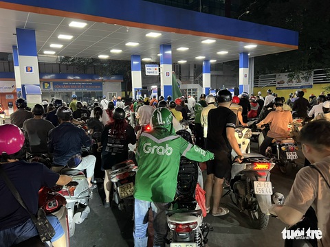 Đổ xăng khuya ở Hà Nội: Giận tím tái khi chờ 30 phút đến lượt thì hết xăng - Ảnh 7. Đổ xăng khuya ở Hà Nội: Giận tím tái khi chờ 30 phút đến lượt thì hết xăng - Ảnh 7.