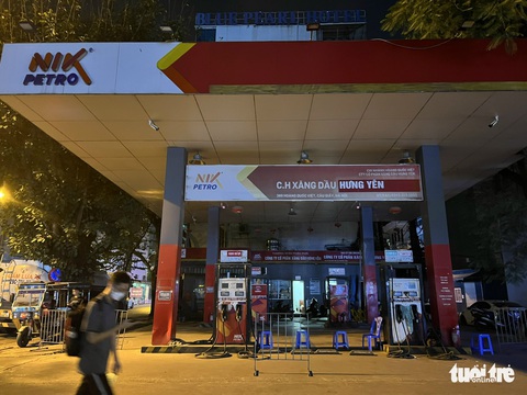 Đổ xăng khuya ở Hà Nội: Giận tím tái khi chờ 30 phút đến lượt thì hết xăng - Ảnh 9. Đổ xăng khuya ở Hà Nội: Giận tím tái khi chờ 30 phút đến lượt thì hết xăng - Ảnh 9.