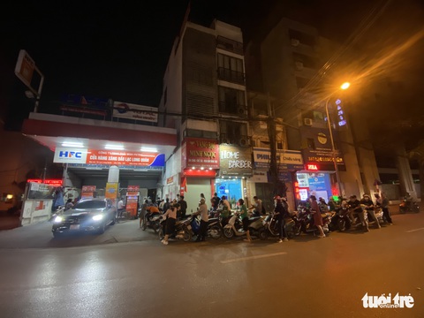 Đổ xăng khuya ở Hà Nội: Giận tím tái khi chờ 30 phút đến lượt thì hết xăng - Ảnh 3. Đổ xăng khuya ở Hà Nội: Giận tím tái khi chờ 30 phút đến lượt thì hết xăng - Ảnh 3.