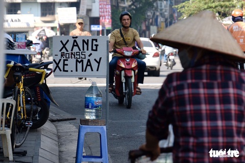 Hà Nội yêu cầu dẹp bỏ cây xăng cục gạch mọc dọc các vỉa hè - Ảnh 1. Hà Nội yêu cầu dẹp bỏ cây xăng cục gạch mọc dọc các vỉa hè - Ảnh 1.