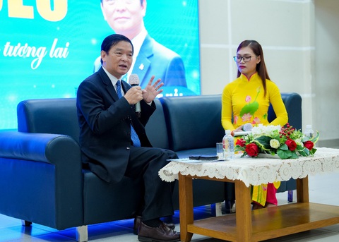 Sinh viên HUTECH học từ Chủ tịch Tập đoàn xây dựng Hòa Bình Lê Viết Hải - Ảnh 1. Sinh viên HUTECH học từ Chủ tịch Tập đoàn xây dựng Hòa Bình Lê Viết Hải - Ảnh 1.