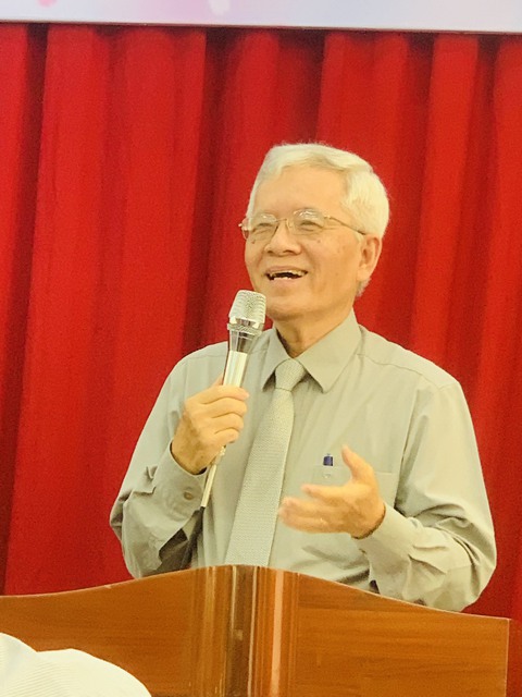 Giáo sư Huỳnh Như Phương: Dạy văn ở phổ thông chủ yếu là dạy người - Ảnh 2. Giáo sư Huỳnh Như Phương: Dạy văn ở phổ thông chủ yếu là dạy người - Ảnh 2.