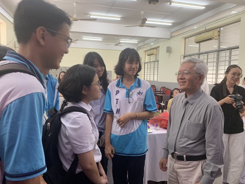 Giáo sư Huỳnh Như Phương: Dạy văn ở phổ thông chủ yếu là dạy người - Ảnh 4. Giáo sư Huỳnh Như Phương: Dạy văn ở phổ thông chủ yếu là dạy người - Ảnh 4.