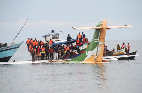 Ít nhất 19 người thiệt mạng trên chuyến bay lao xuống hồ ở Tanzania - Ảnh 1. Ít nhất 19 người thiệt mạng trên chuyến bay lao xuống hồ ở Tanzania - Ảnh 1.