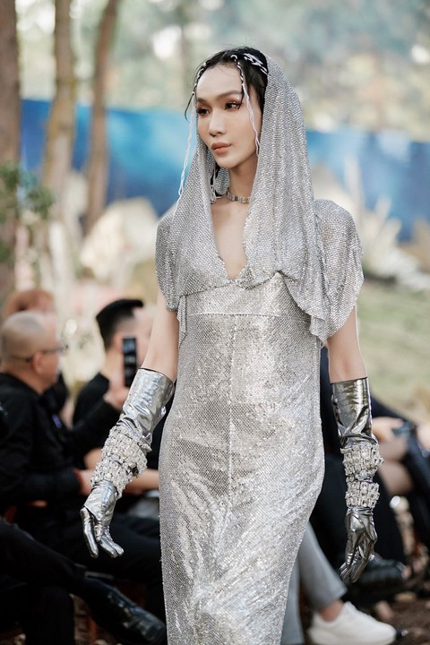 Hoa hậu Mutya Datul diện đầm 20kg, chật vật catwalk giữa rừng - Ảnh 8. Hoa hậu Mutya Datul diện đầm 20kg, chật vật catwalk giữa rừng - Ảnh 8.