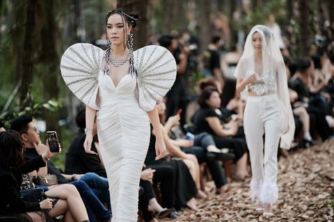 Hoa hậu Mutya Datul diện đầm 20kg, chật vật catwalk giữa rừng - Ảnh 6. Hoa hậu Mutya Datul diện đầm 20kg, chật vật catwalk giữa rừng - Ảnh 6.