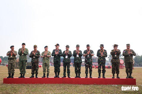 Phó tư lệnh Lục quân các nước ASEAN trổ tài bắn súng - Ảnh 9. Phó tư lệnh Lục quân các nước ASEAN trổ tài bắn súng - Ảnh 9.