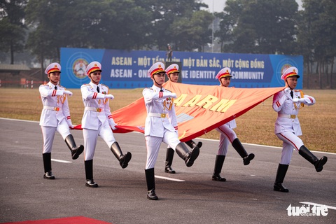 Phó tư lệnh Lục quân các nước ASEAN trổ tài bắn súng - Ảnh 2. Phó tư lệnh Lục quân các nước ASEAN trổ tài bắn súng - Ảnh 2.