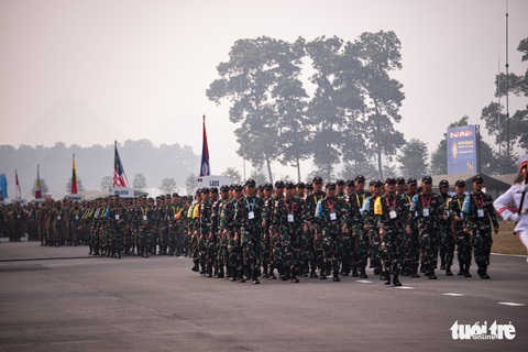 Phó tư lệnh Lục quân các nước ASEAN trổ tài bắn súng - Ảnh 3. Phó tư lệnh Lục quân các nước ASEAN trổ tài bắn súng - Ảnh 3.