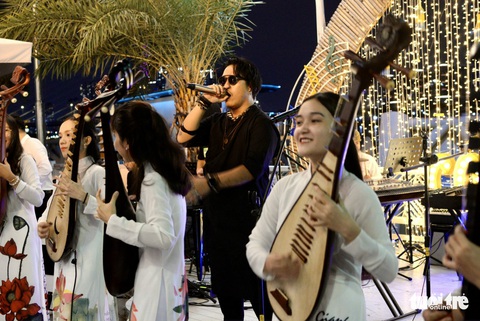 Khuấy động bến Bạch Đằng với hòa nhạc dân tộc đương đại Bến sông tơ - Ảnh 8. Khuấy động bến Bạch Đằng với hòa nhạc dân tộc đương đại Bến sông tơ - Ảnh 8.