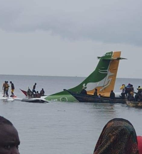 Máy bay chở khách của hãng hàng không tư nhân lớn nhất Tanzania lao xuống hồ - Ảnh 1. Máy bay chở khách của hãng hàng không tư nhân lớn nhất Tanzania lao xuống hồ - Ảnh 1.