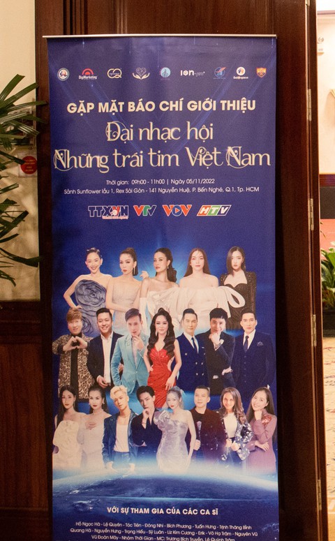 Tranh cãi vị trí của Hồ Ngọc Hà, Lệ Quyên trên poster show cộng đồng sao lạ quá! - Ảnh 1. Tranh cãi vị trí của Hồ Ngọc Hà, Lệ Quyên trên poster show cộng đồng sao lạ quá! - Ảnh 1.