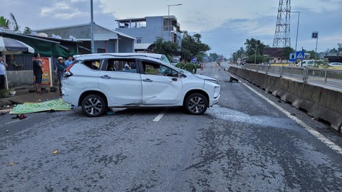 Ô tô tông dải phân cách, lộn nhiều vòng, 2 người chết, 3 người bị thương - Ảnh 1. Ô tô tông dải phân cách, lộn nhiều vòng, 2 người chết, 3 người bị thương - Ảnh 1.