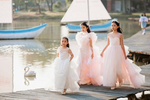 Ngỡ ngàng với tài năng của hai nhà thiết kế song sinh 9 tuổi - Ảnh 3. Ngỡ ngàng với tài năng của hai nhà thiết kế song sinh 9 tuổi - Ảnh 3.