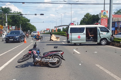 Xe cứu thương va chạm xe máy, một người đàn ông tử vong - Ảnh 1. Xe cứu thương va chạm xe máy, một người đàn ông tử vong - Ảnh 1.