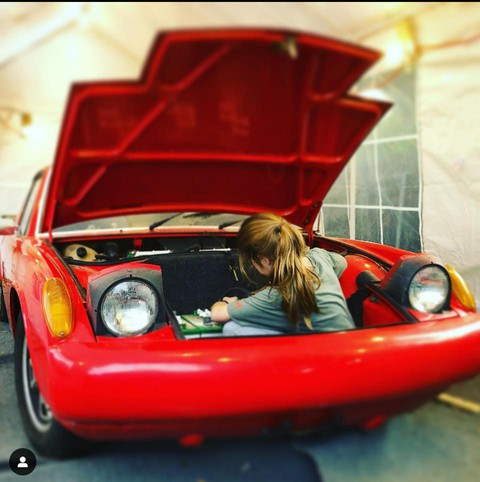 Cô bé 14 tuổi tự làm Porsche 914 điện bằng tiền bán rau gây sốt tại triển lãm xe độ - Ảnh 3. Cô bé 14 tuổi tự làm Porsche 914 điện bằng tiền bán rau gây sốt tại triển lãm xe độ - Ảnh 3.