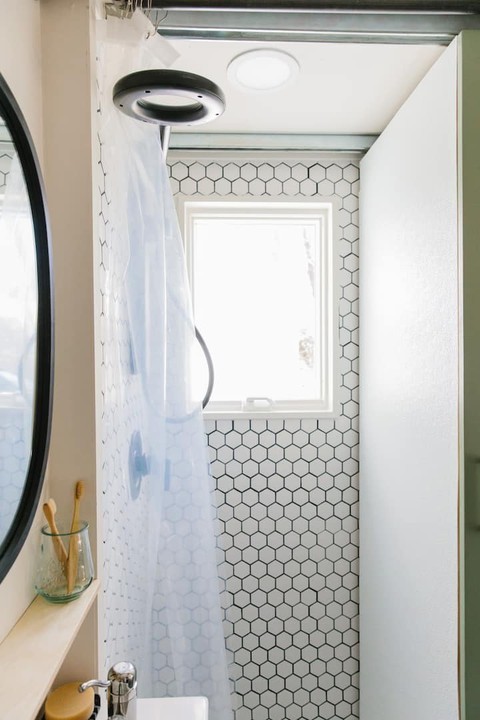 Độ container thành nhà với tiện nghi bất ngờ: Bên trong đẹp như homestay - Ảnh 10. Độ container thành nhà với tiện nghi bất ngờ: Bên trong đẹp như homestay - Ảnh 10.