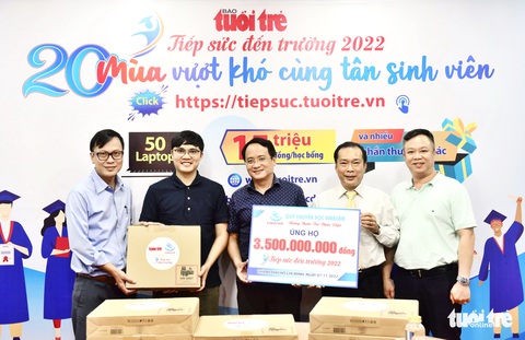 Quỹ khuyến học Vinacam trao 3,5 tỉ đồng cho chương trình Tiếp sức đến trường - Ảnh 4. Quỹ khuyến học Vinacam trao 3,5 tỉ đồng cho chương trình Tiếp sức đến trường - Ảnh 4.