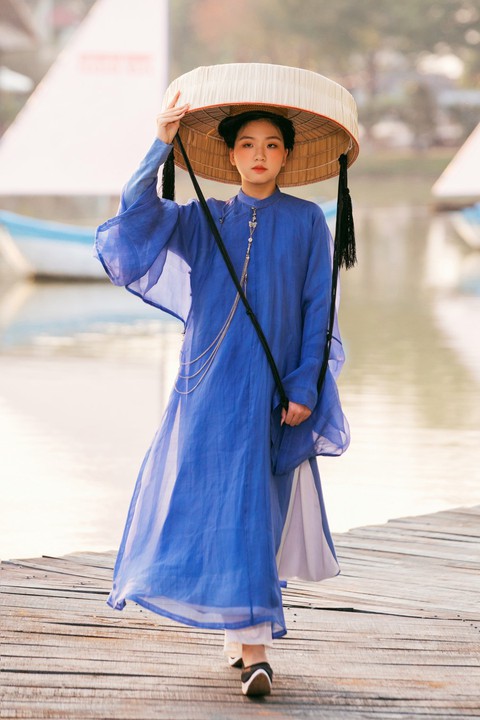 Thật bất ngờ với màn trình diễn bộ sưu tập cổ trang của mẫu tuổi teen - Ảnh 4. Thật bất ngờ với màn trình diễn bộ sưu tập cổ trang của mẫu tuổi teen - Ảnh 4.