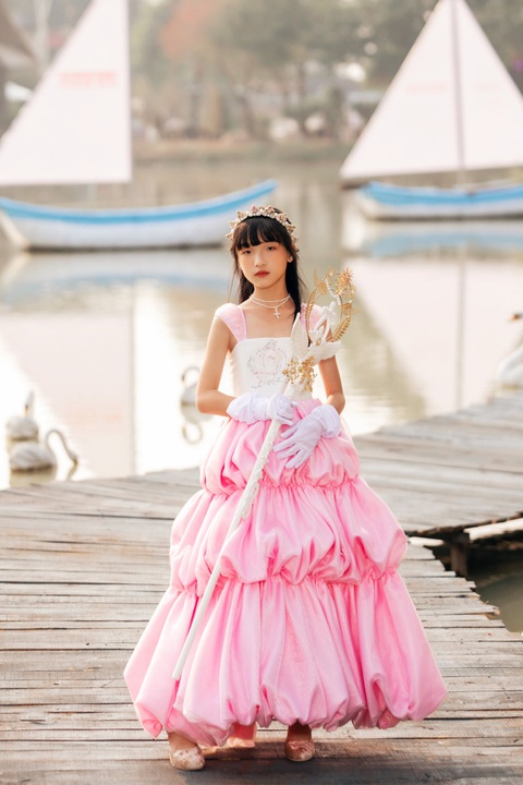 Thật bất ngờ với màn trình diễn bộ sưu tập cổ trang của mẫu tuổi teen - Ảnh 6. Thật bất ngờ với màn trình diễn bộ sưu tập cổ trang của mẫu tuổi teen - Ảnh 6.
