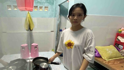 Đường đời chông chênh của cô bé nghèo xa cha mẹ - Ảnh 1. Đường đời chông chênh của cô bé nghèo xa cha mẹ - Ảnh 1.