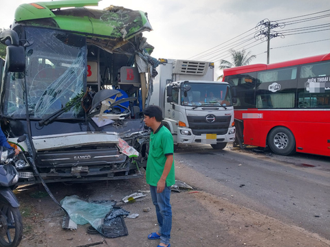 Hai xe khách va chạm lúc rạng sáng, quốc lộ 1 ùn tắc kéo dài - Ảnh 1. Hai xe khách va chạm lúc rạng sáng, quốc lộ 1 ùn tắc kéo dài - Ảnh 1.