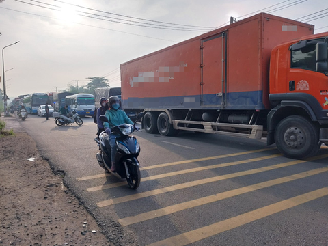 Hai xe khách va chạm lúc rạng sáng, quốc lộ 1 ùn tắc kéo dài - Ảnh 2. Hai xe khách va chạm lúc rạng sáng, quốc lộ 1 ùn tắc kéo dài - Ảnh 2.