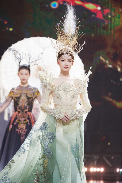 Tôn Di như nữ thần trong Lễ trao giải Kim Ưng, nhưng có gì đó sai sai! - Ảnh 2. Tôn Di như nữ thần trong Lễ trao giải Kim Ưng, nhưng có gì đó sai sai! - Ảnh 2.