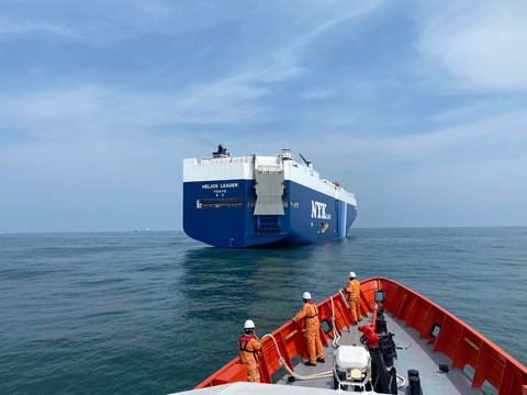 Tàu cứu hộ Việt Nam cập mạn tàu Nhật Bản đưa hơn 300 người Sri Lanka gặp nạn vào bờ - Ảnh 2. Tàu cứu hộ Việt Nam cập mạn tàu Nhật Bản đưa hơn 300 người Sri Lanka gặp nạn vào bờ - Ảnh 2.