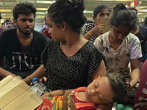 Tàu cứu hộ Việt Nam cập mạn tàu Nhật Bản đưa hơn 300 người Sri Lanka gặp nạn vào bờ - Ảnh 1. Tàu cứu hộ Việt Nam cập mạn tàu Nhật Bản đưa hơn 300 người Sri Lanka gặp nạn vào bờ - Ảnh 1.