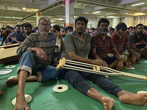 Tàu cứu hộ Việt Nam cập mạn tàu Nhật Bản đưa hơn 300 người Sri Lanka gặp nạn vào bờ - Ảnh 5. Tàu cứu hộ Việt Nam cập mạn tàu Nhật Bản đưa hơn 300 người Sri Lanka gặp nạn vào bờ - Ảnh 5.