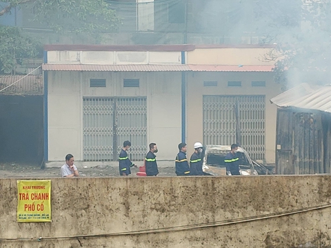 Cháy tại Sở Văn hóa và Thể thao Hà Nội, ô tô và nhà kho bị thiêu rụi - Ảnh 2. Cháy tại Sở Văn hóa và Thể thao Hà Nội, ô tô và nhà kho bị thiêu rụi - Ảnh 2.