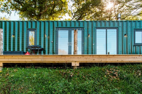 Container cũ độ nhà nghỉ sang trọng: 4 người sống thoải mái và đầy tiện nghi - Ảnh 1. Container cũ độ nhà nghỉ sang trọng: 4 người sống thoải mái và đầy tiện nghi - Ảnh 1.