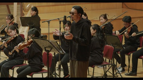 Có ai như Đen Vâu làm khó chính mình khi rap trên nền nhạc giao hưởng - Ảnh 2. Có ai như Đen Vâu làm khó chính mình khi rap trên nền nhạc giao hưởng - Ảnh 2.