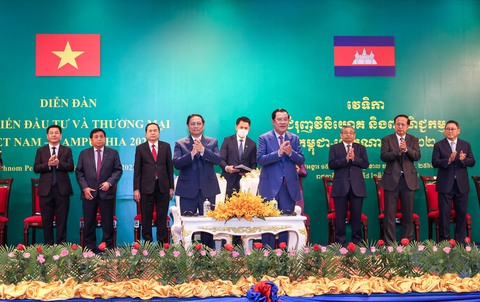 Tuyên bố chung Việt Nam - Campuchia: Kết nối hạ tầng và thể chế để kết nối hai nền kinh tế - Ảnh 2. Tuyên bố chung Việt Nam - Campuchia: Kết nối hạ tầng và thể chế để kết nối hai nền kinh tế - Ảnh 2.