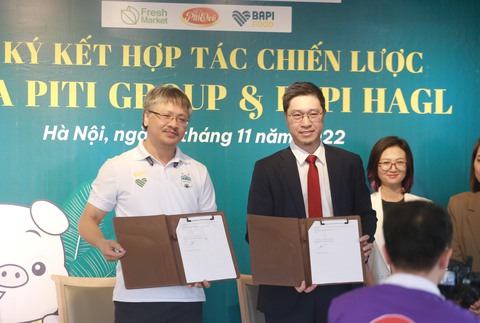 Bầu Đức bắt tay với chuỗi siêu thị bán heo ăn chuối, sắp có thêm thịt bò Mông - Ảnh 1. Bầu Đức bắt tay với chuỗi siêu thị bán heo ăn chuối, sắp có thêm thịt bò Mông - Ảnh 1.