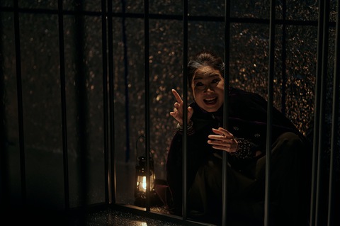 NSND Kim Xuân gây choáng với cảnh diễn 2 tính cách đối lập trong teaser Hạnh phúc máu - Ảnh 3. NSND Kim Xuân gây choáng với cảnh diễn 2 tính cách đối lập trong teaser Hạnh phúc máu - Ảnh 3.