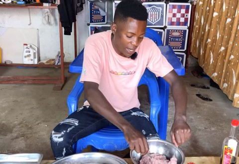 Anh da đen bán chả cuốn lá lốt Việt không ngơi tay - Ảnh 3. Anh da đen bán chả cuốn lá lốt Việt không ngơi tay - Ảnh 3.