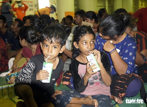 Vất vả đưa 303 người Sri Lanka gặp nạn trên vùng biển Trường Sa vào bờ Vũng Tàu - Ảnh 9. Vất vả đưa 303 người Sri Lanka gặp nạn trên vùng biển Trường Sa vào bờ Vũng Tàu - Ảnh 9.