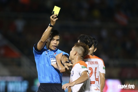 HLV Vũ Tiến Thành nhảy mừng CLB TP.HCM có lợi thế cuộc đua trụ hạng V-League - Ảnh 3. HLV Vũ Tiến Thành nhảy mừng CLB TP.HCM có lợi thế cuộc đua trụ hạng V-League - Ảnh 3.