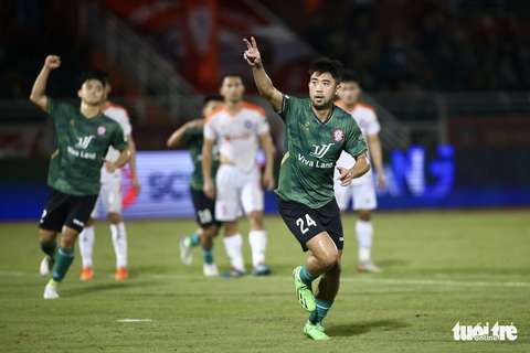 HLV Vũ Tiến Thành nhảy mừng CLB TP.HCM có lợi thế cuộc đua trụ hạng V-League - Ảnh 4. HLV Vũ Tiến Thành nhảy mừng CLB TP.HCM có lợi thế cuộc đua trụ hạng V-League - Ảnh 4.