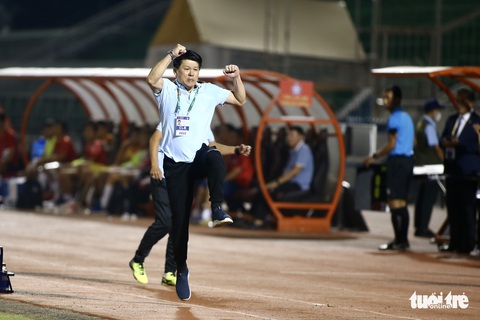 HLV Vũ Tiến Thành nhảy mừng CLB TP.HCM có lợi thế cuộc đua trụ hạng V-League - Ảnh 1. HLV Vũ Tiến Thành nhảy mừng CLB TP.HCM có lợi thế cuộc đua trụ hạng V-League - Ảnh 1.