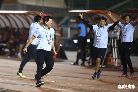 HLV Vũ Tiến Thành nhảy mừng CLB TP.HCM có lợi thế cuộc đua trụ hạng V-League - Ảnh 6. HLV Vũ Tiến Thành nhảy mừng CLB TP.HCM có lợi thế cuộc đua trụ hạng V-League - Ảnh 6.