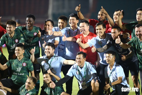 HLV Vũ Tiến Thành nhảy mừng CLB TP.HCM có lợi thế cuộc đua trụ hạng V-League - Ảnh 8. HLV Vũ Tiến Thành nhảy mừng CLB TP.HCM có lợi thế cuộc đua trụ hạng V-League - Ảnh 8.