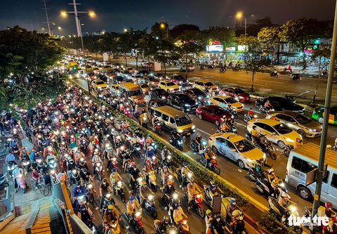 Tối 8-11, hàng ngàn xe hơi và xe máy cùng ‘lết lết’ trên đại lộ Phạm Văn Đồng - Ảnh 6. Tối 8-11, hàng ngàn xe hơi và xe máy cùng ‘lết lết’ trên đại lộ Phạm Văn Đồng - Ảnh 6.
