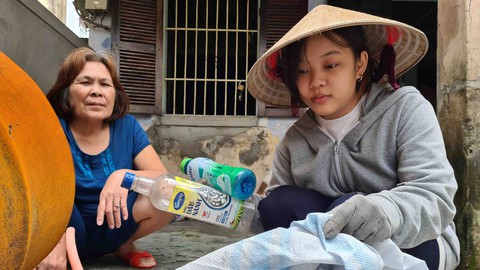 Cô bé nhặt ve chai không đầu hàng cái nghèo - Ảnh 1.