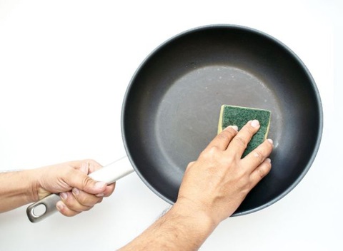 Một vết xước nhỏ trên chảo chống dính giải phóng hàng nghìn vi nhựa - Ảnh 1. Một vết xước nhỏ trên chảo chống dính giải phóng hàng nghìn vi nhựa - Ảnh 1.