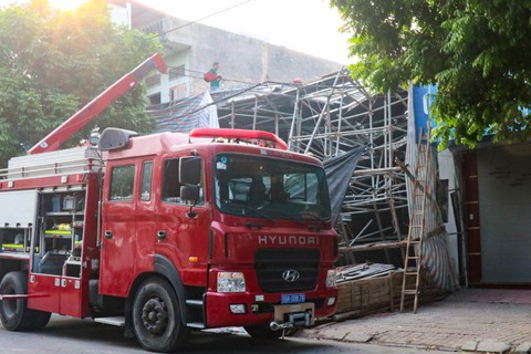 Sập giàn giáo nhà đang xây, một người chết, một bị thương - Ảnh 1. Sập giàn giáo nhà đang xây, một người chết, một bị thương - Ảnh 1.