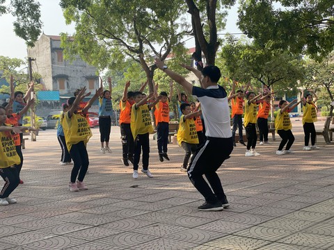Một giờ thể dục thầy trò cùng chạy nhảy và cười to - Ảnh 2. Một giờ thể dục thầy trò cùng chạy nhảy và cười to - Ảnh 2.