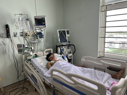 Nhiều người ngộ độc rượu sau khi dự đám tang, ba người có nguy cơ tử vong - Ảnh 1. Nhiều người ngộ độc rượu sau khi dự đám tang, ba người có nguy cơ tử vong - Ảnh 1.